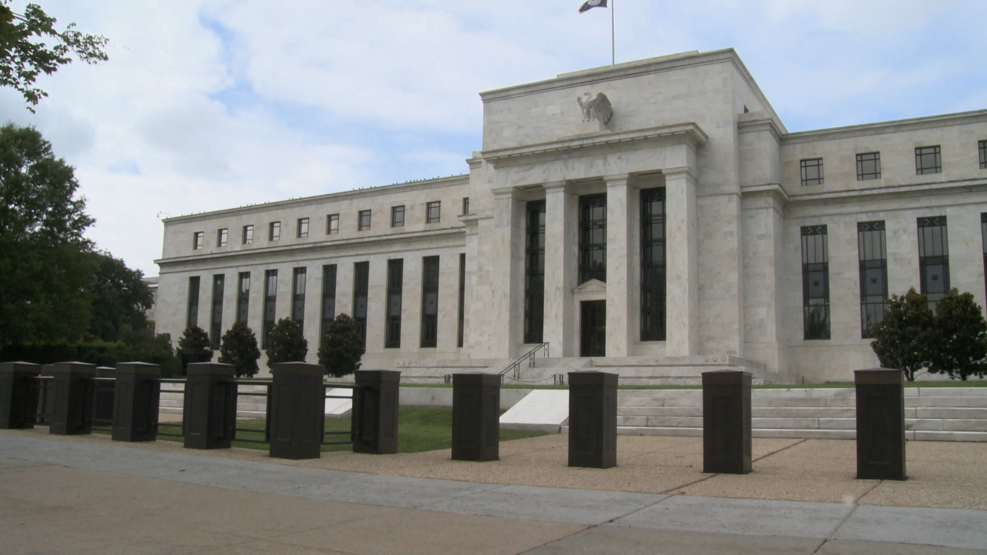 What Does the Federal Reserve Do? Money