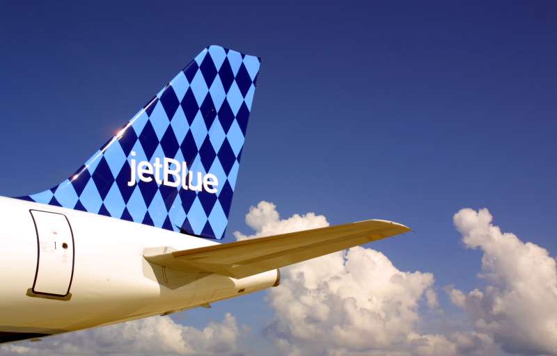 390806 06: A JetBlue Airways jet sits on the tarmac June 19, 2001June 19, 2001 at the Ft. Lauderdale/Hollywood International airport in Ft. Lauderdale, Florida. The low-fare airline based in New York announced at the Paris Air Show today that it had signed a contract with Airbus for the purchase of up to 48 additional new A320 aircraft. Valued at more than $2.5 billion, the new aircraft order covers 30 firm orders, options for five aircraft and purchase rights for an additional 13 planes. (Photo by Joe Raedle/Getty Images)