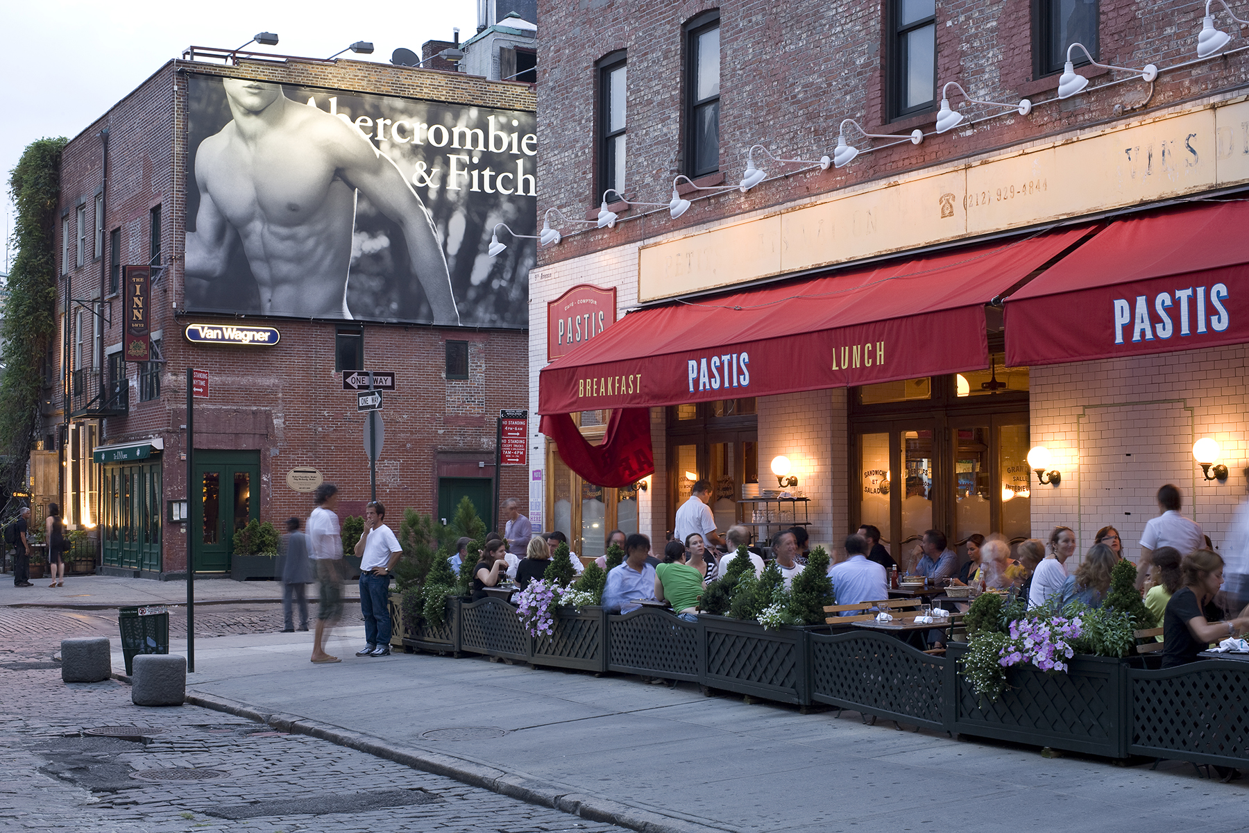 <strong>1. New York City:</strong> If you’ve got a traditional dating style—say, grabbing your date for dinner and a movie—you’ll have seemingly endless options in the Big Apple. Here, you’ll find the most restaurants and the most movie theaters within 15 miles among every other city in the country. And the median household income tops $56,000.