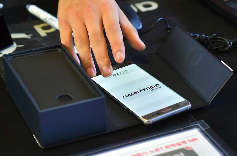 A South Korean employee provides a replacement Samsung Galaxy Note7 smartphone at a telecommunications shop in Seoul on September 19, 2016.
Samsung started on September 19 to provide users of its Galaxy Note 7 smartphone the first batch of replacements with new batteries, after a series of battery explosions prompted a major recall worldwide. / AFP / JUNG YEON-JE (Photo credit should read JUNG YEON-JE/AFP/Getty Images)