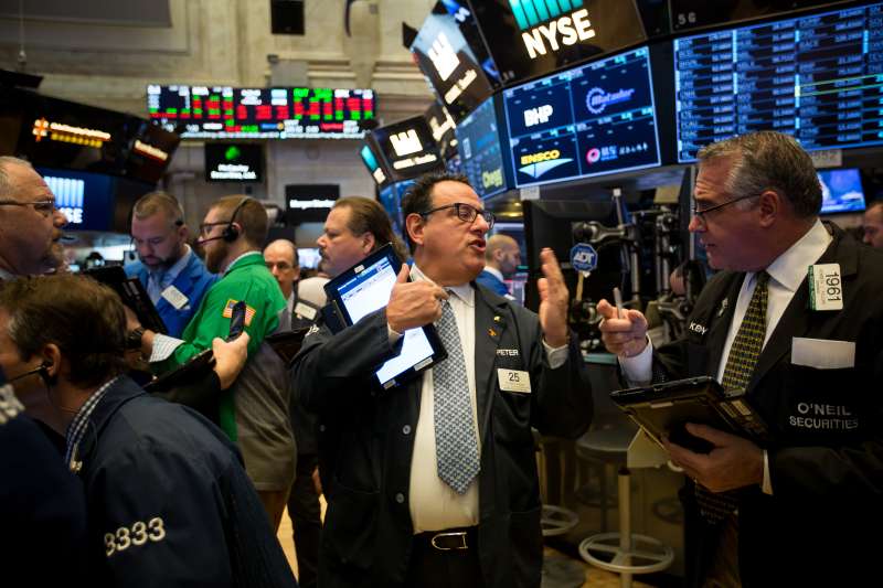 Traders work on the floor of the New York Stock Exchange (NYSE) in New York, U.S., on Friday, Feb. 2, 2018. The Dow Jones Industrial Average tumbled 600 points in the biggest plunge since Donald Trump's election, as a rout in the bond market spilled into equities. Photographer: Michael Nagle/Bloomberg via Getty Images